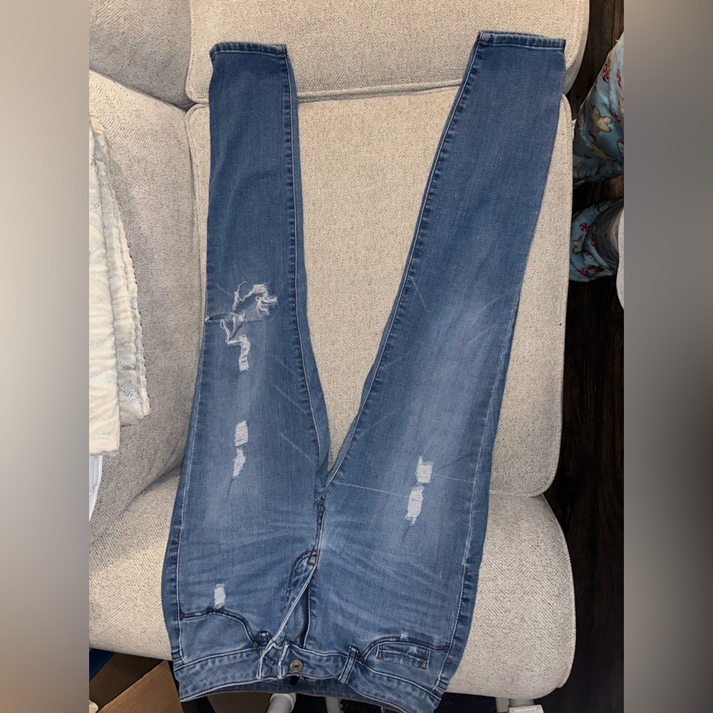 Skinny blue jeans w/ holes
size 5 or 27
pretty thin and have stretch
